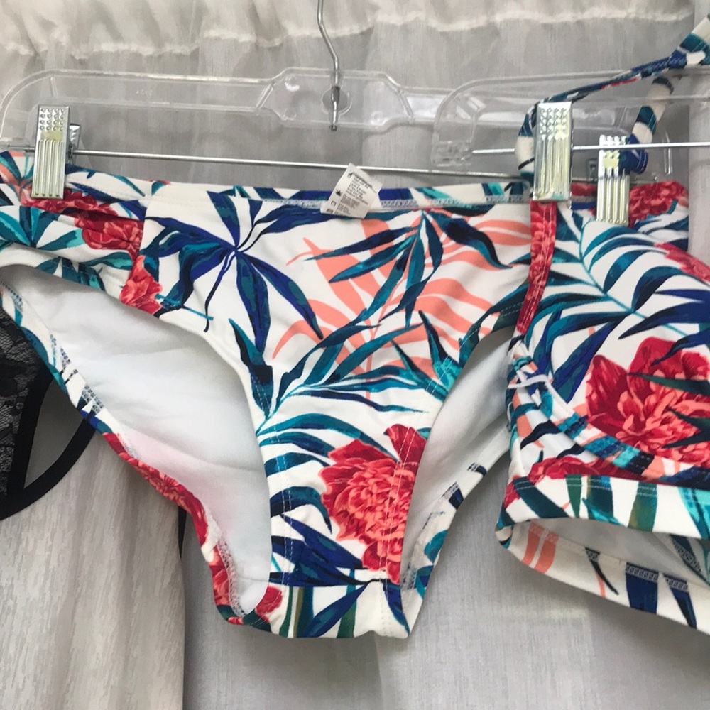 George bikini - Picture 3 of 10